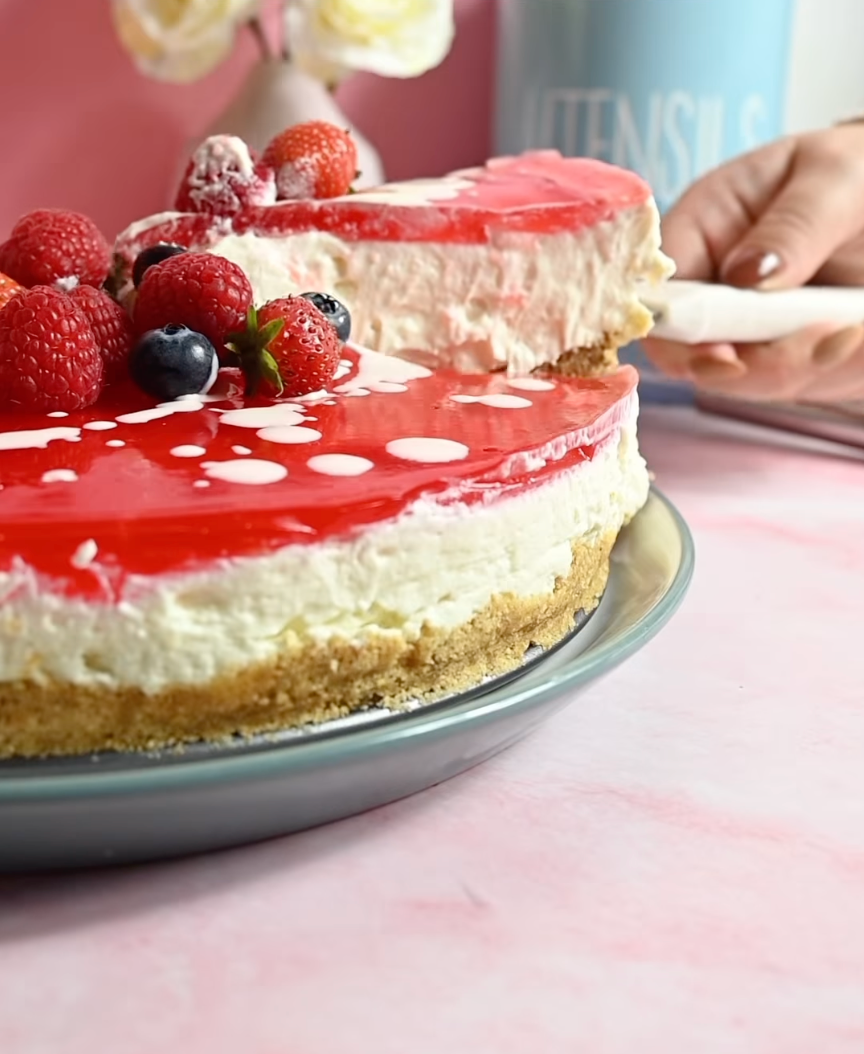 🍓 Strawberries & Cream Jelly Cheesecake
